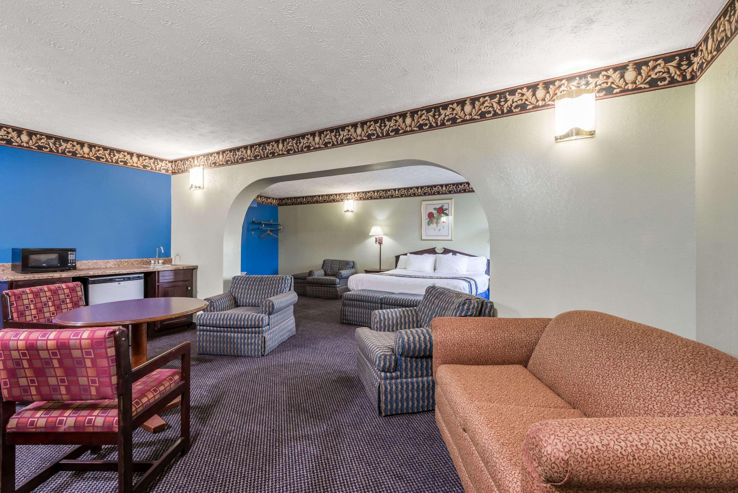 Days Inn & Suites By Wyndham Youngstown / Girard Ohio Extérieur photo